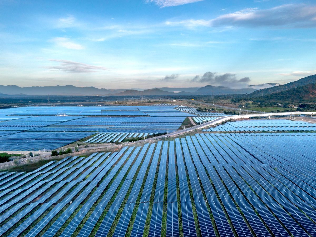 Fileiras de painéis solares no sertão da Paraíba