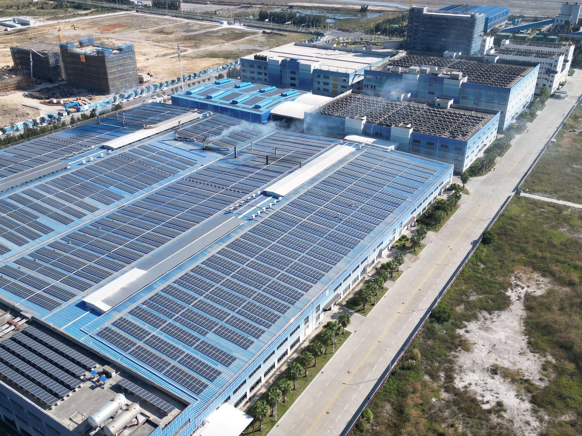 Telhado de prédio comercial coberto por painéis solares