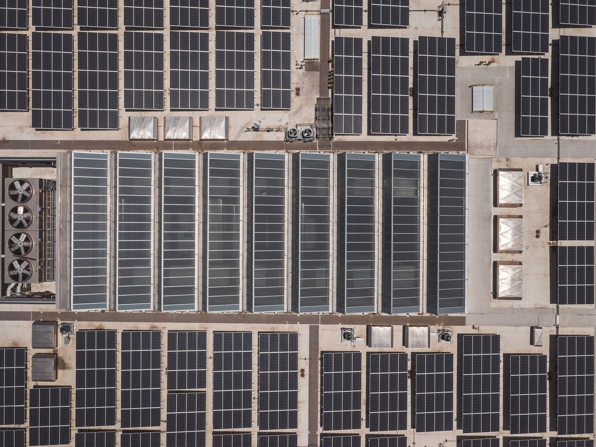 Galpão industrial com o telhado coberto por painéis solares