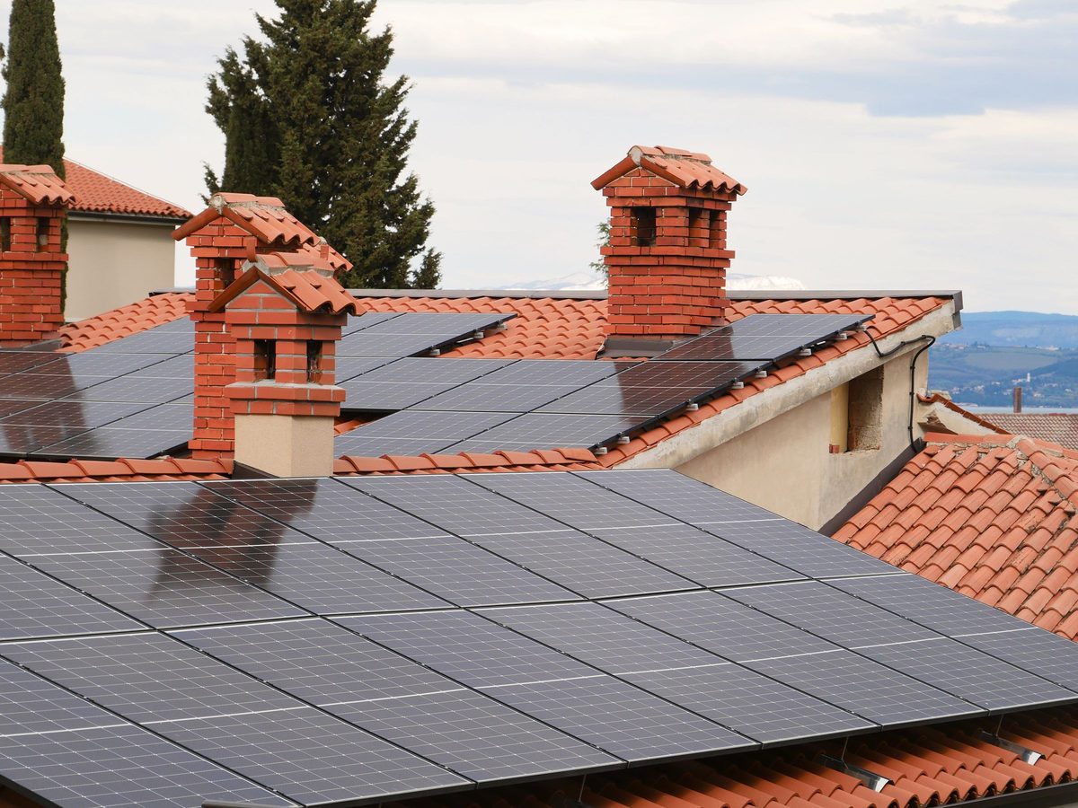 Painéis solares no telhado de uma casa