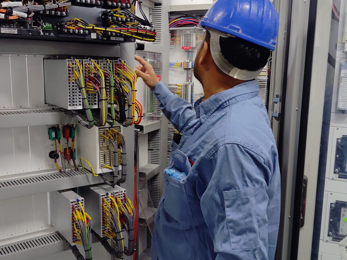 Gabinete de controlador semafórico aberto mostrando os módulos eletrônicos