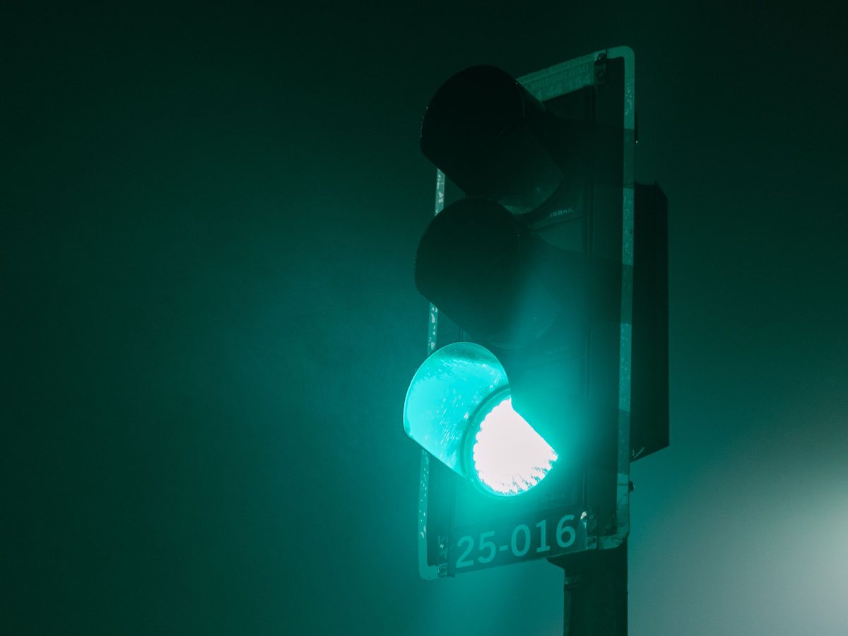 Módulo de semáforo em LED com a luz verde acesa